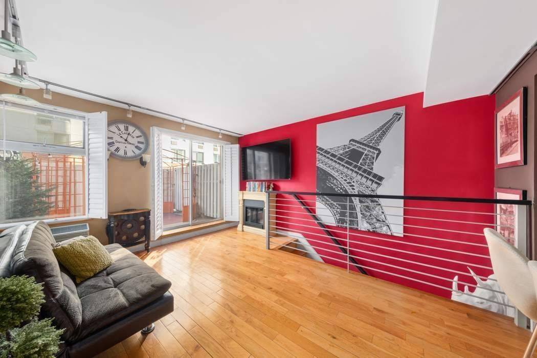 MINT CONDITION 1 BED DUPLEX WITH A MASSIVE PRIVATE OUTDOOR SPACE !