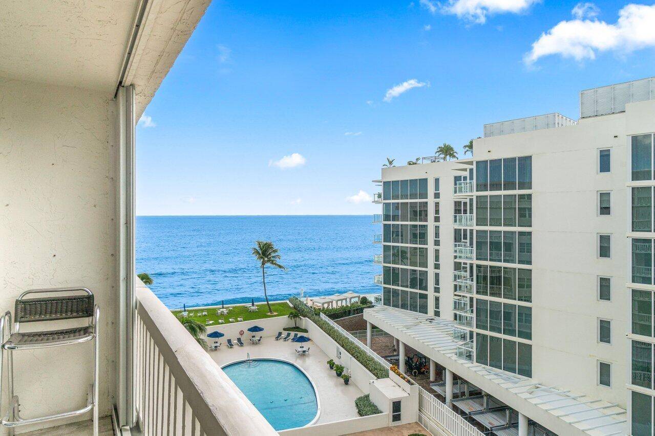 Stunning oceanfront condo at Tuscany of Palm Beach available for season !