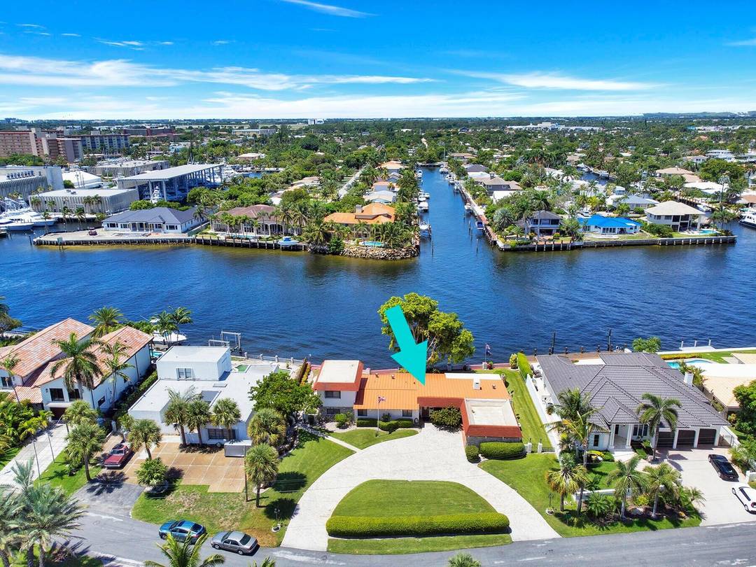 Rare opportunity for a rapid approval move in at this beautifully refreshed main house on prestigious Riverside Drive !