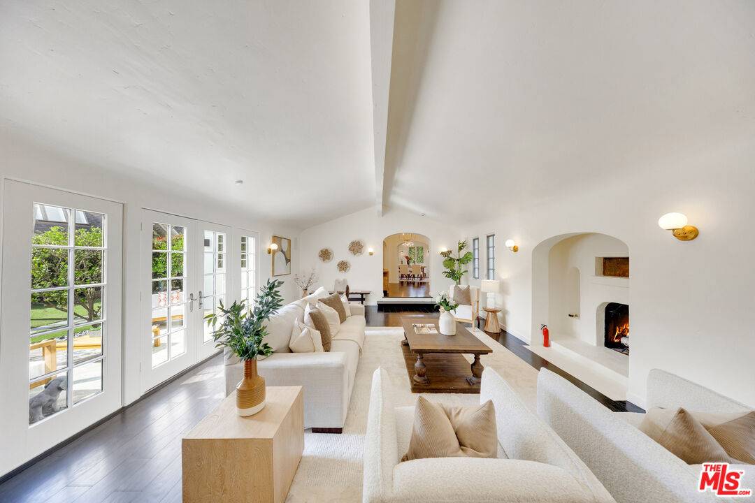 900 S Ridgeley Dr 3BR Hancock Park La