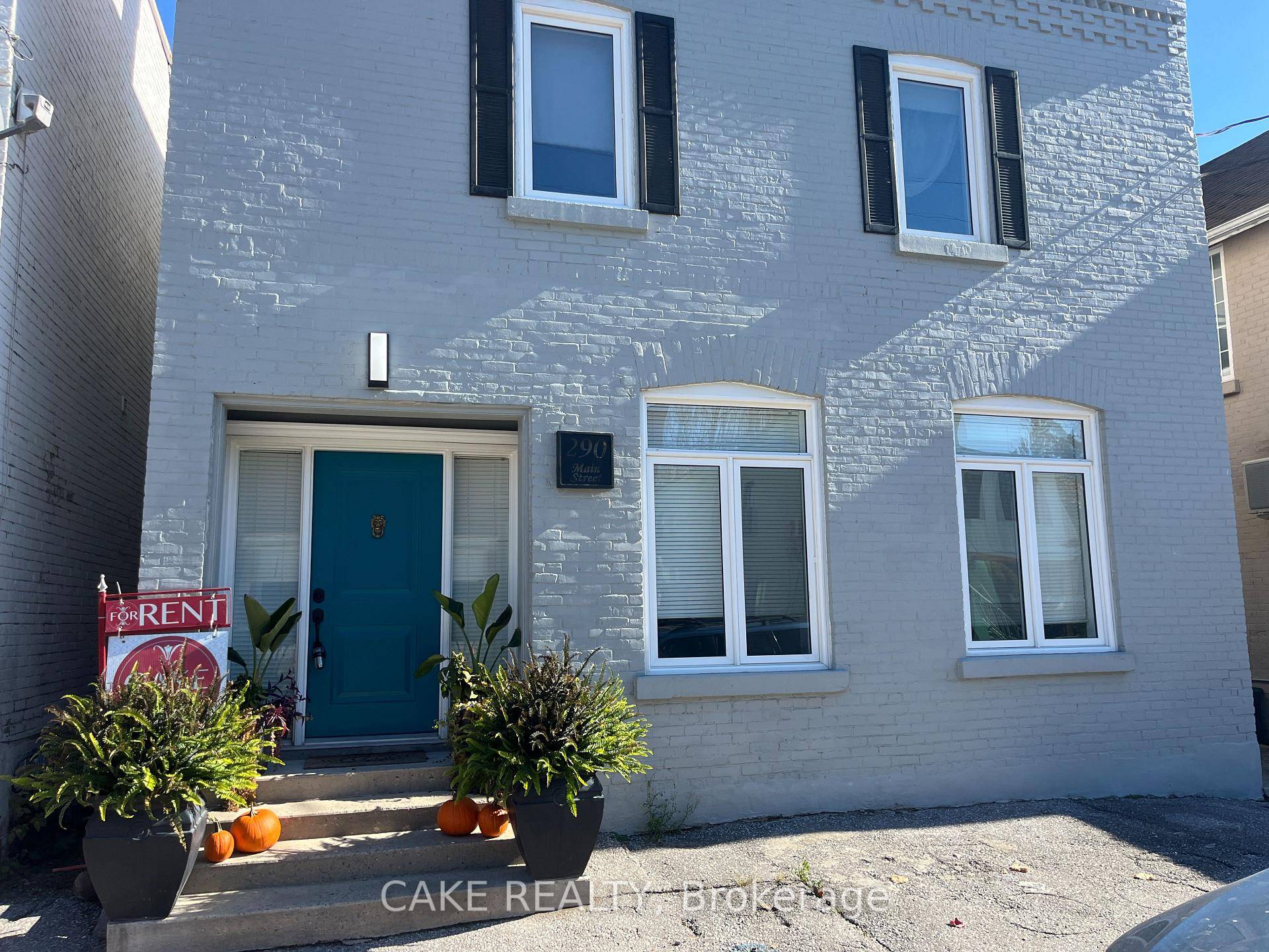 Schomberg Rarely offered one Bedroom Main floor Executive suite fronting on Main Street.