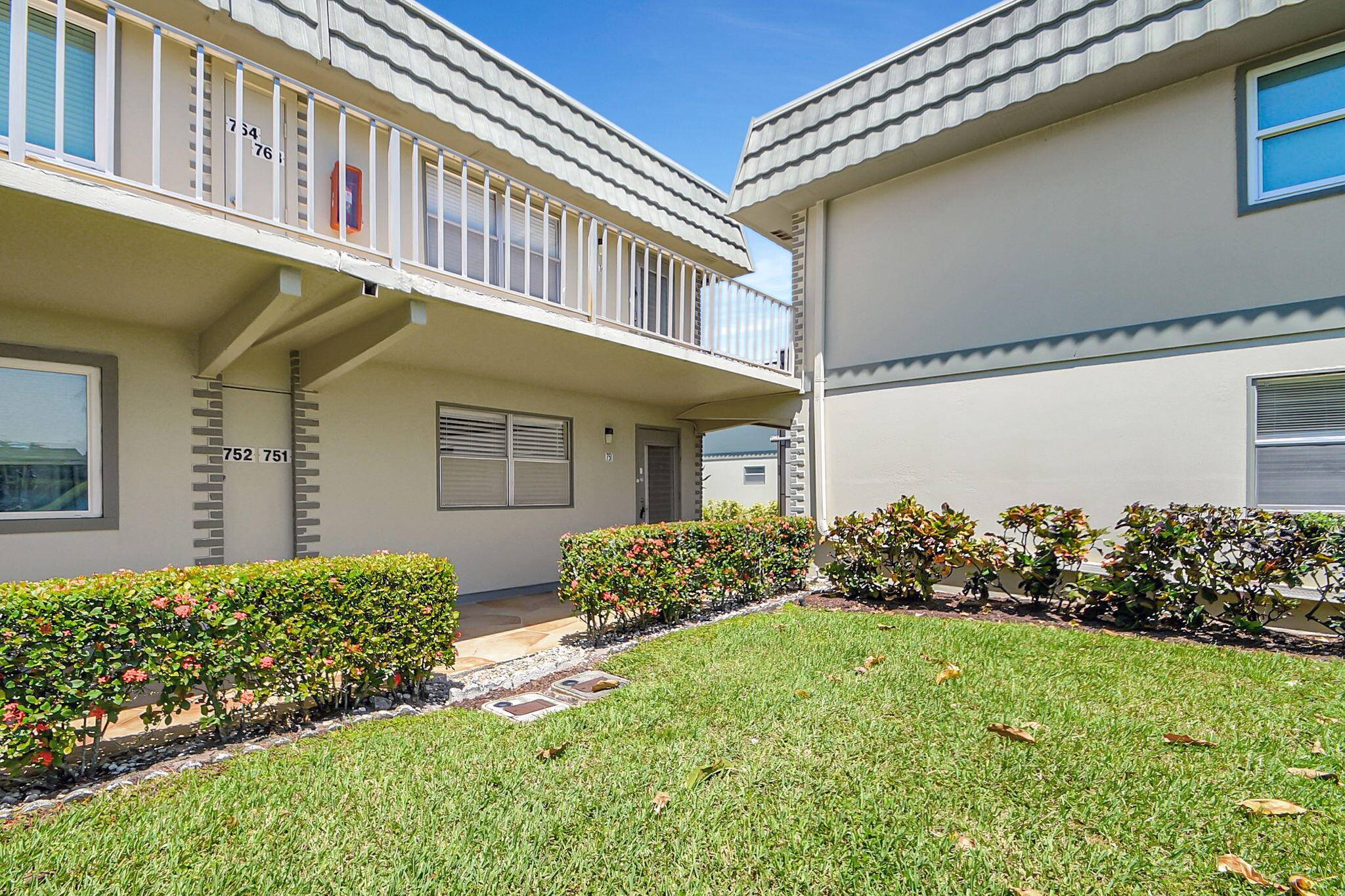Discover this beautifully updated ground floor unit, offering 1 bed and 1.