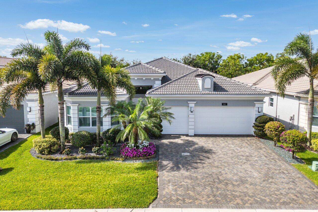 Revel in this elegantly appointed, highly sought after Julia floor plan with contemporary finishes on a lush, private and fully fenced lot !