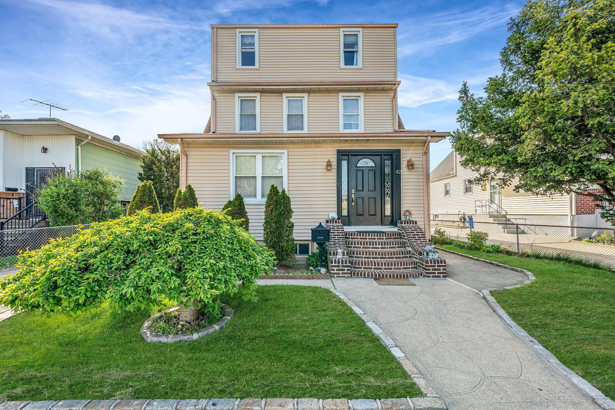 Absolutely fantastic full of natural light this Colonial Home is located In The Desirable Area Of Valley Stream just a walking distance to LIR and other public transportation and The ...