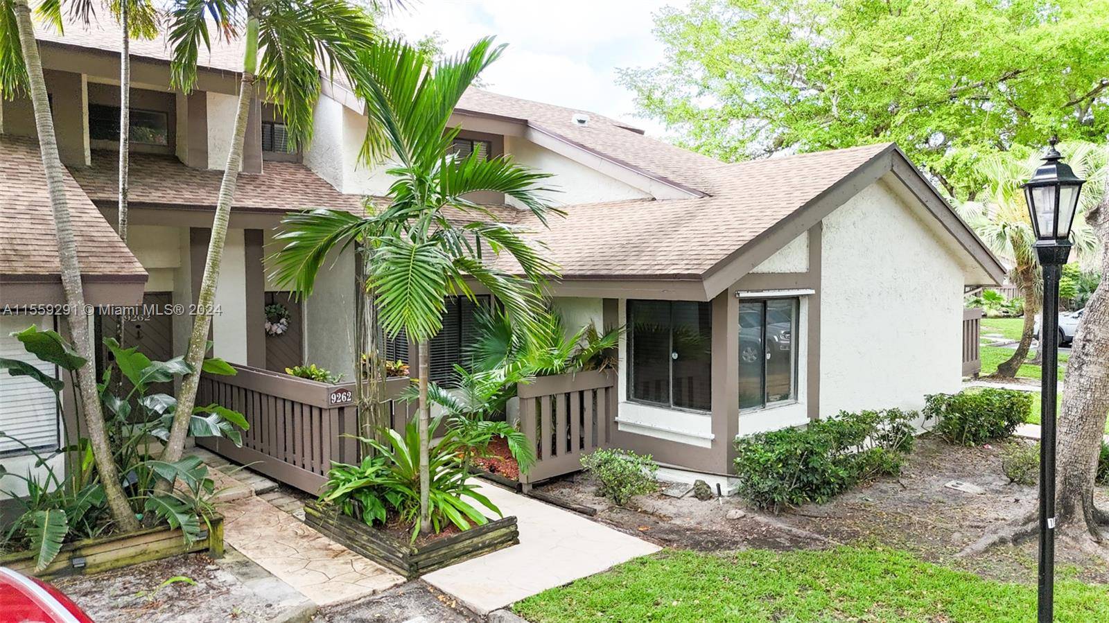 Located in the heart of Plantation within the Cedar Landing community, this property offers convenient access to nearby shops, restaurants, and highways, ensuring ease of travel and access to amenities.