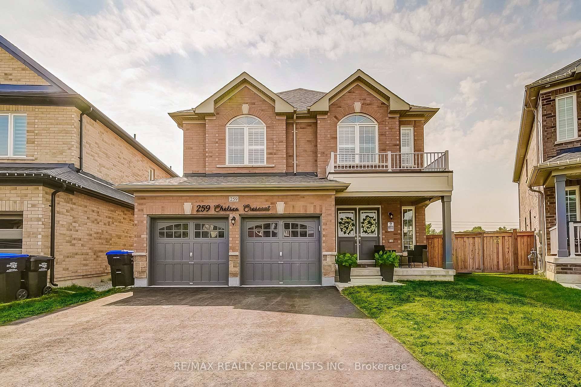 Beautiful 5 Bedroom Home in Bradford !