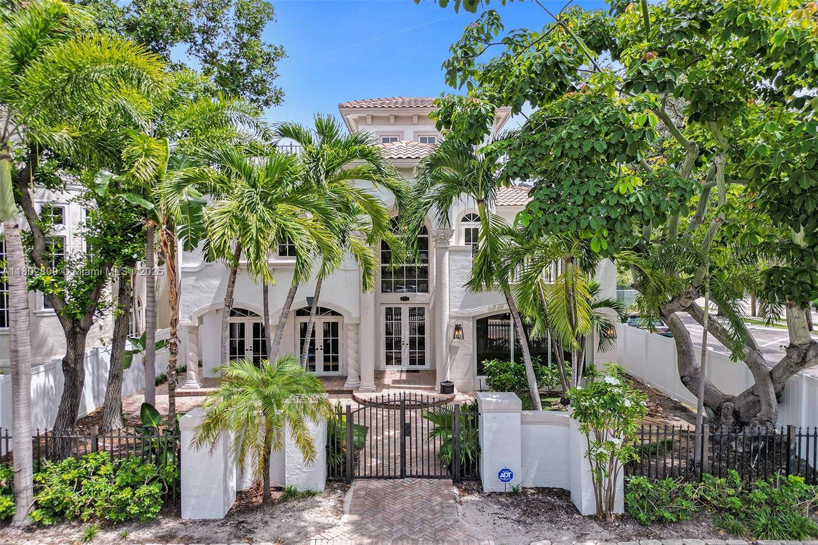 Just steps from the vibrant Las Olas Boulevard, this elegant residence is moments from world class dining, upscale boutiques, art galleries, Fort Lauderdale Beach, all within easy reach by bike ...