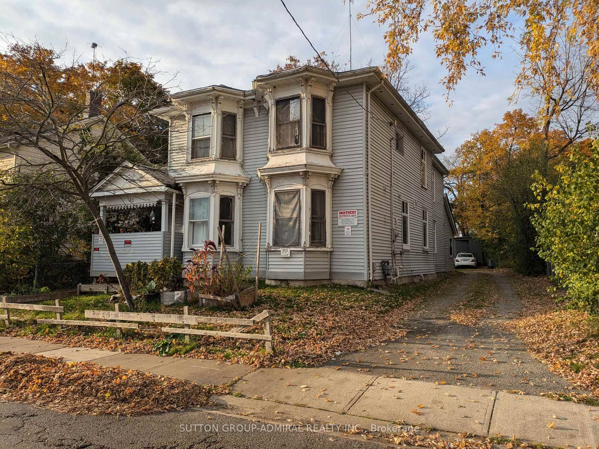 ATTENTION INVESTORS, GREAT DOWNTOWN BRAMPTON LOCATION, CLOSE TO ALL AMENITIES, STEPS TO GO TRAIN.