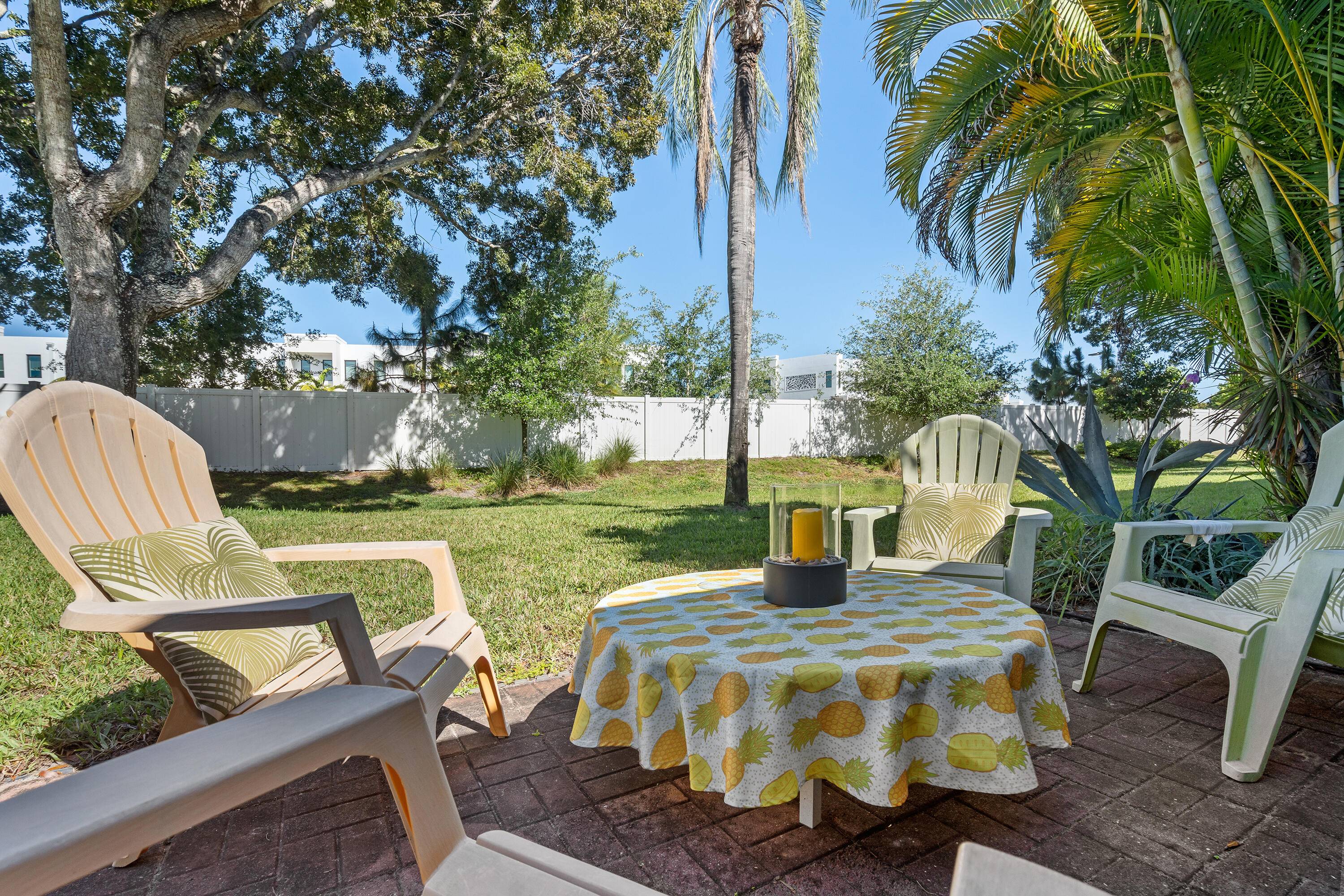 Beautiful Corner Unit Townhouse in a Prestigious Gated Community !