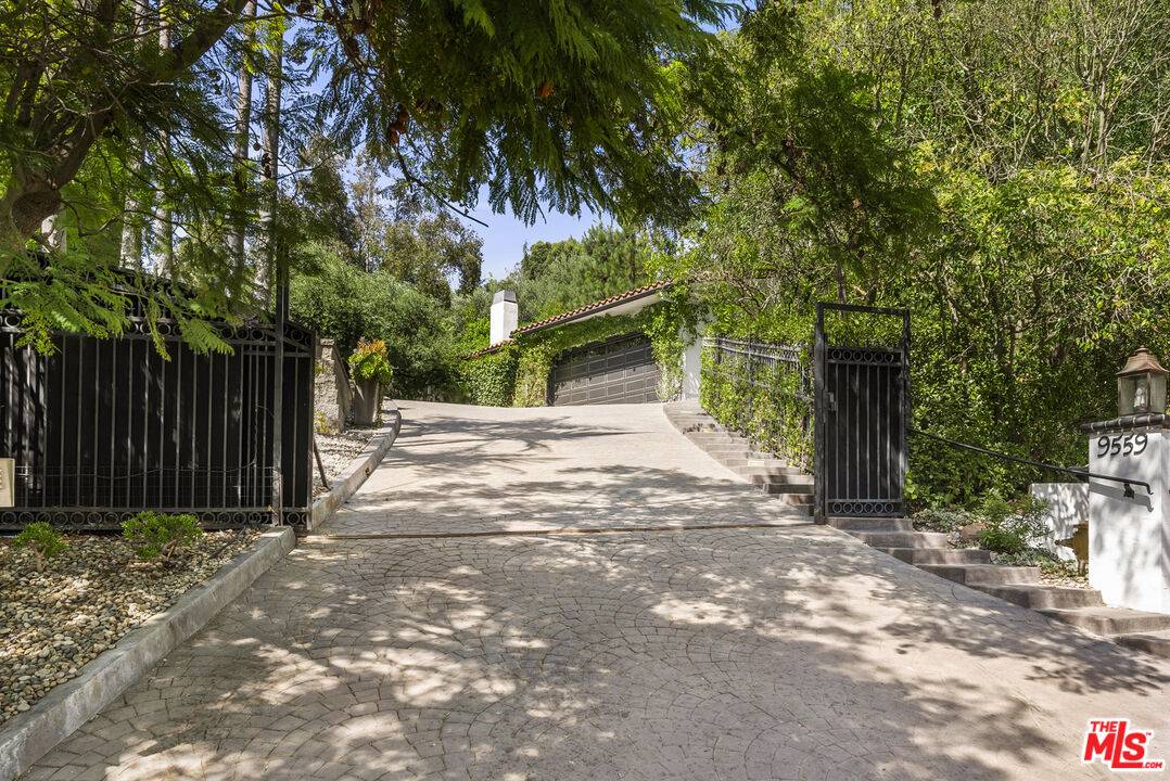 9559 Sherwood Forest Ln 4BR Beverly Hills Post Office | B.H.P.O. La