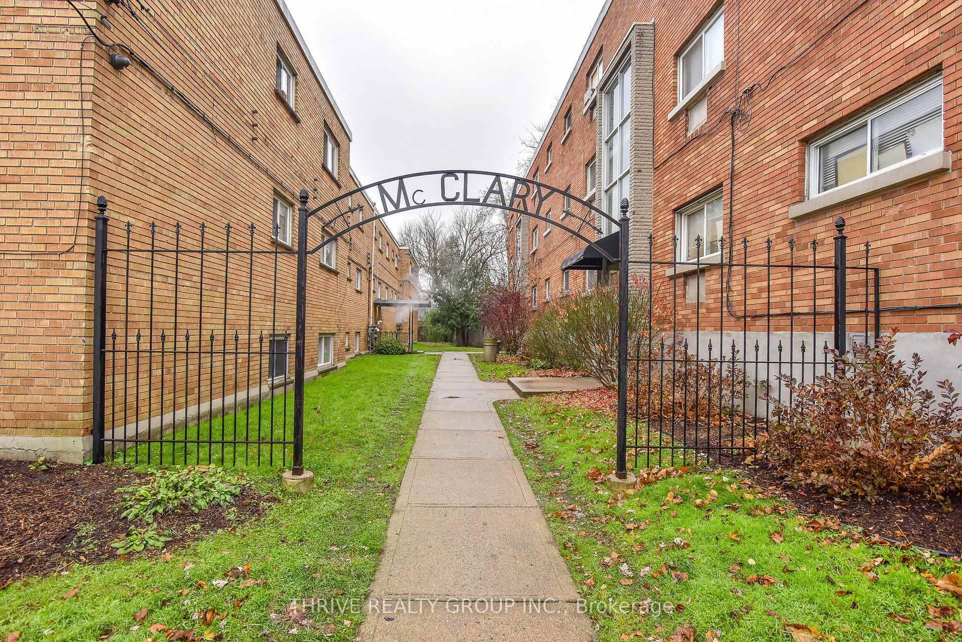 This charming 2 bedroom, 1 bathroom home is located in the desirable Old South neighbourhood of London, one of the city's most coveted areas.