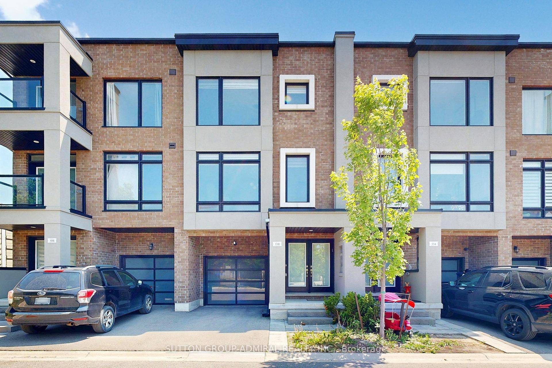 Modern 3 Bedroom Townhome at Centre amp ; Dufferin !