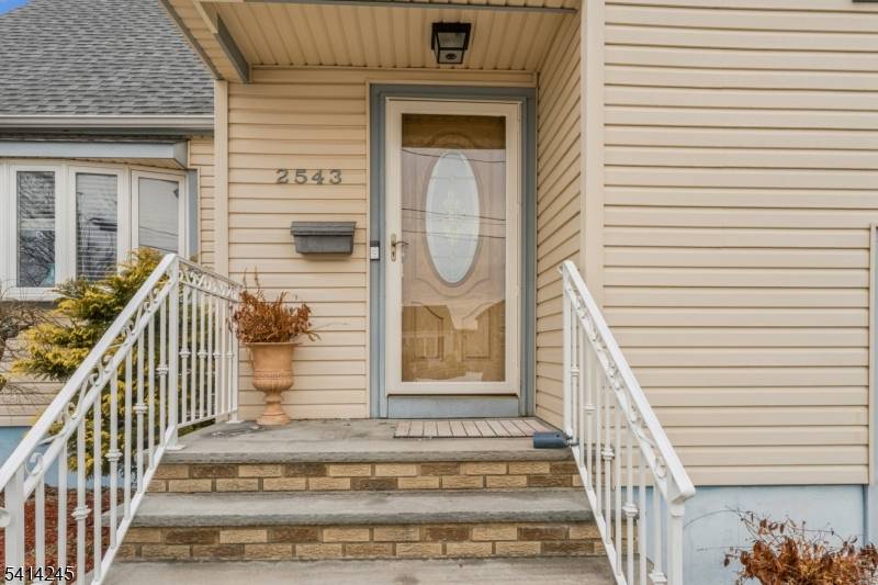 Welcome to this beautiful, move in ready, uniquely designed split level home located in one of Union's most highly desirable neighborhoods.