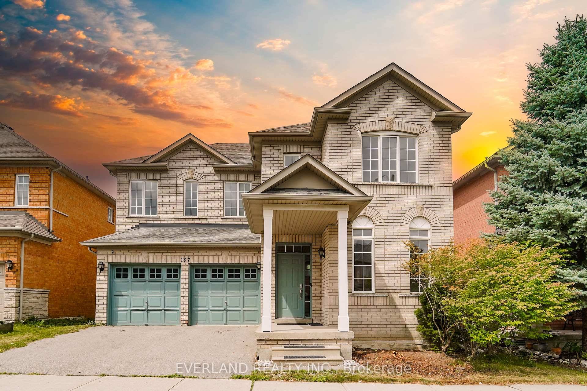 Stunning, Bright amp ; Spacious 4 Bedroom Detached Home in a Prestigious Neighbourhood !
