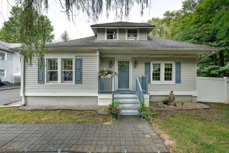 Beautifull 5 Bedroom 3, 5 Bathroom home featuring spacious layout with Living Room Dining Room, Kitchen offers Stainses Steel Appliances granite countertops, Den and 2 Bedrooms on the 1st Floor.