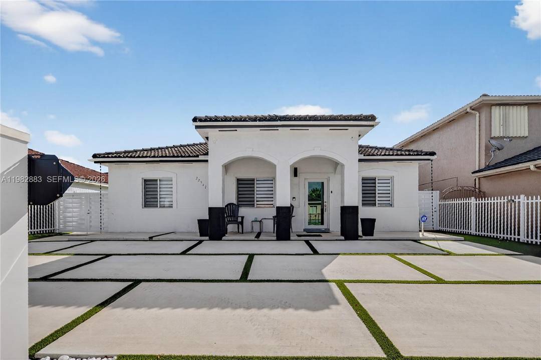 Welcome to this 3 bedroom, 2 bath single family home with NO HOA located in the desirable Riverside Park area.