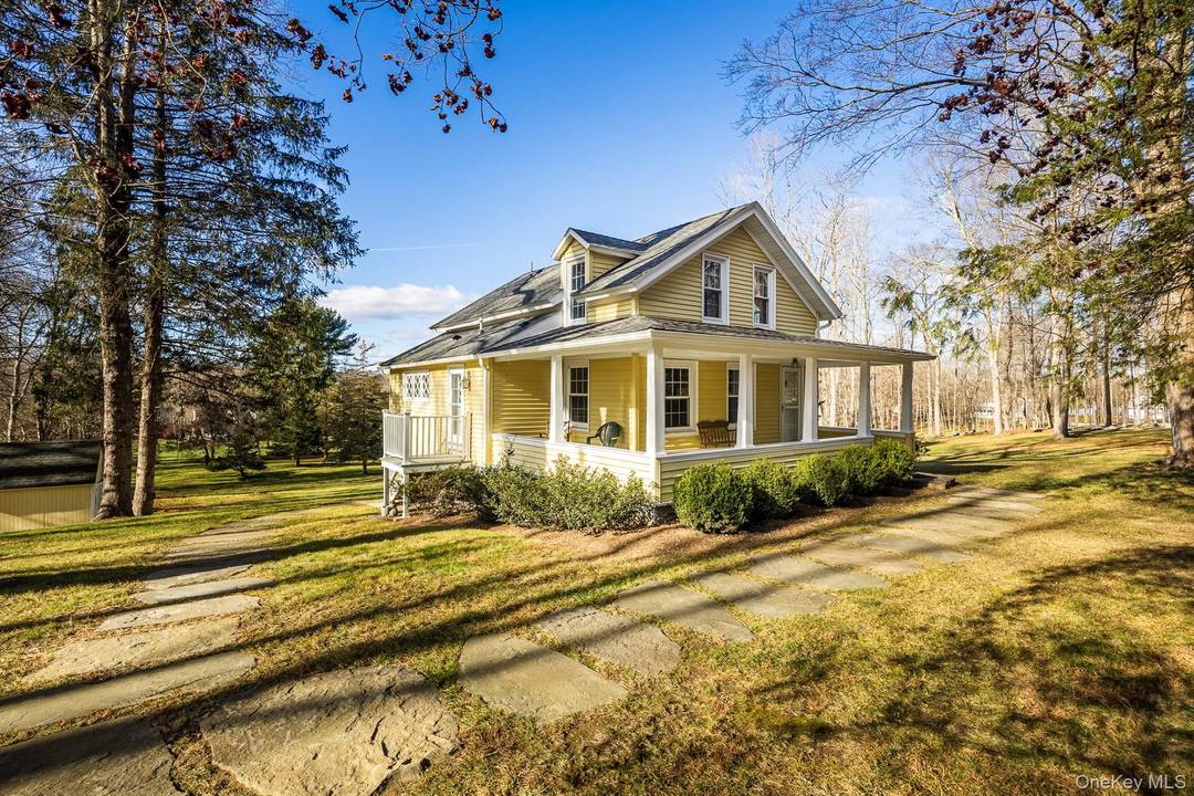 Beautifully renovated 1920's 3 bedroom farmhouse in the heart of horse country !