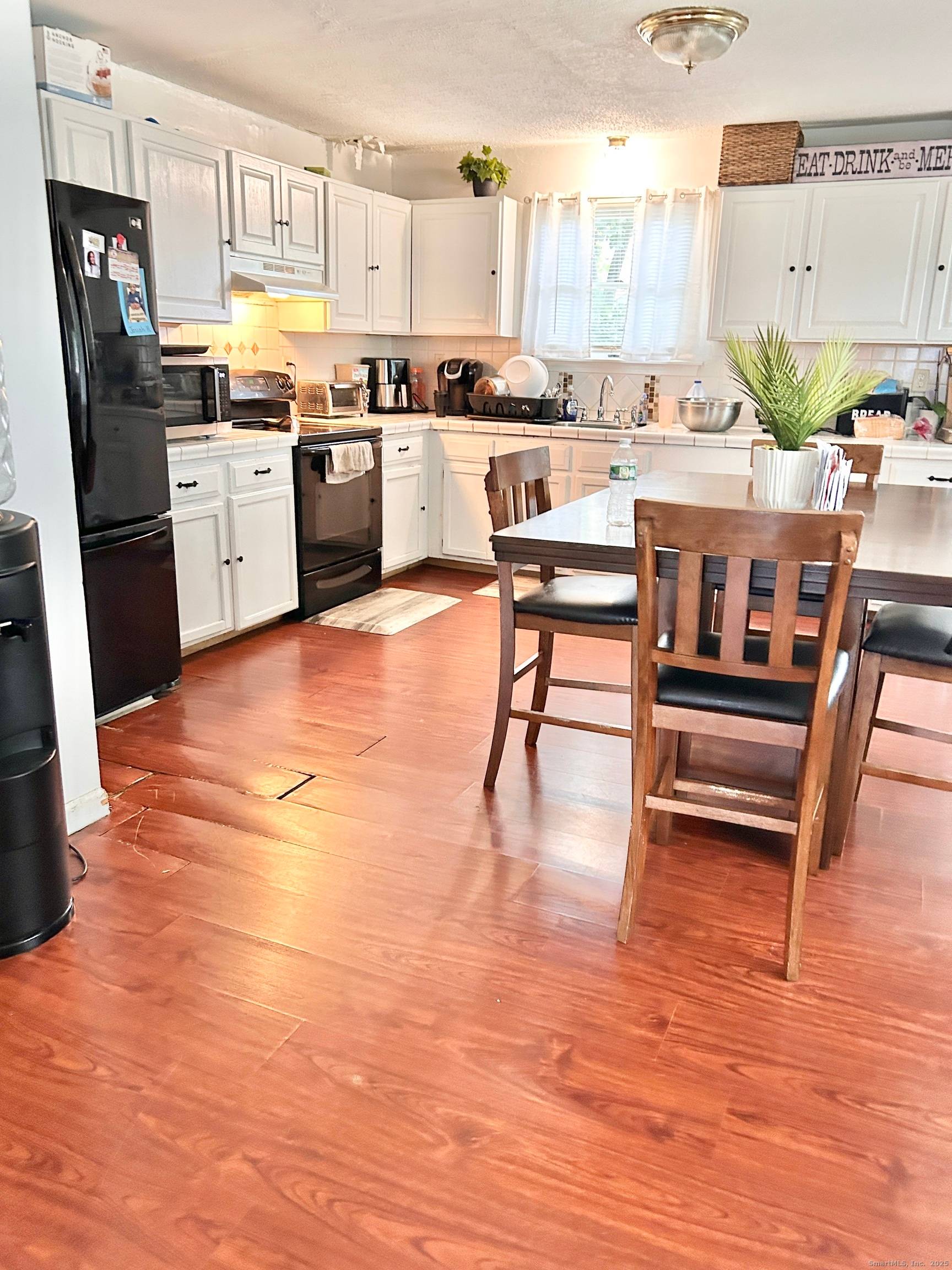 Nice Duplex, Conveniently located near shops, restaurants, schools, RT 34, RT8.