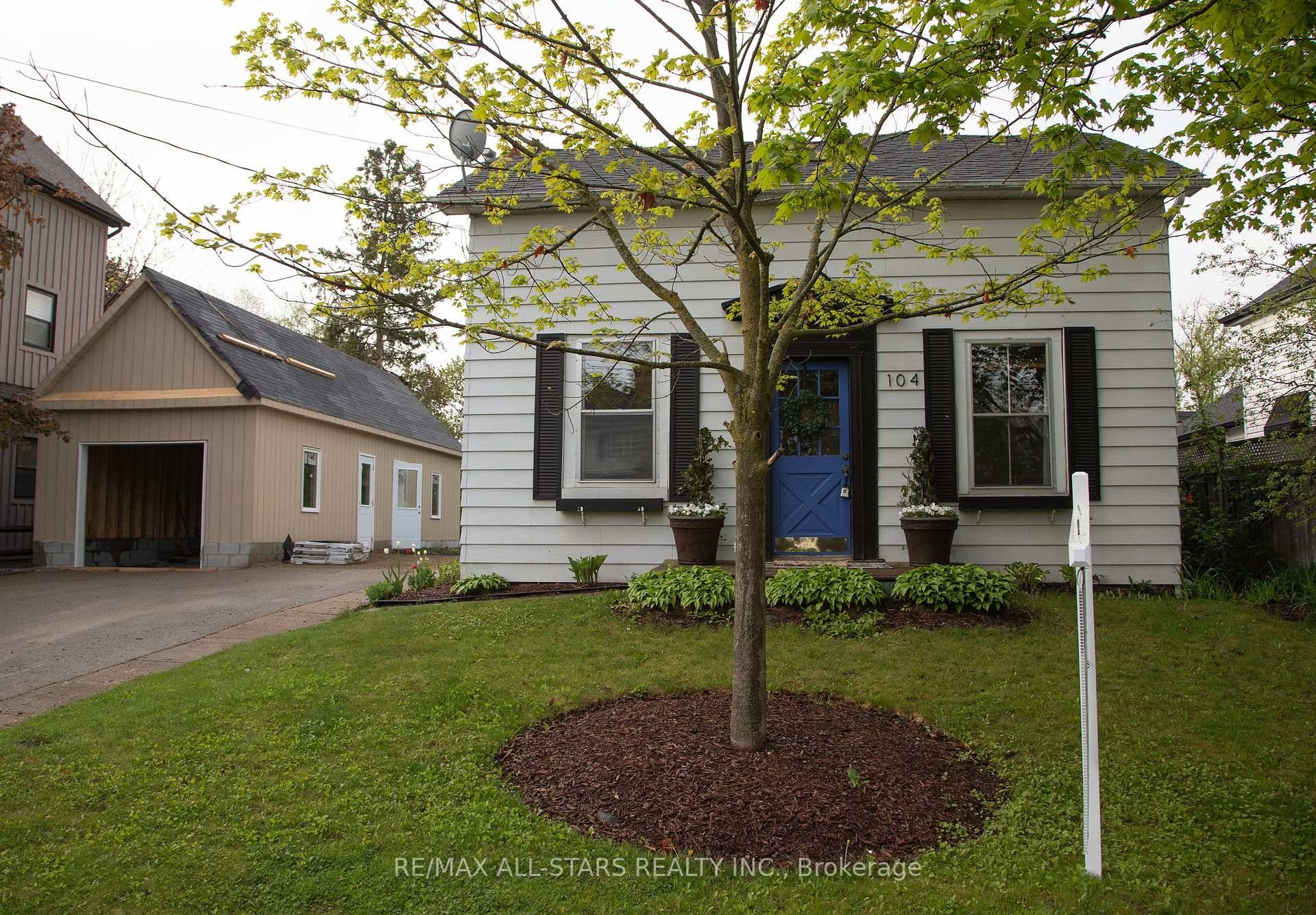 Charming and well maintained 3 bedroom, 1 3 4 storey home in the heart of Uxbridge !