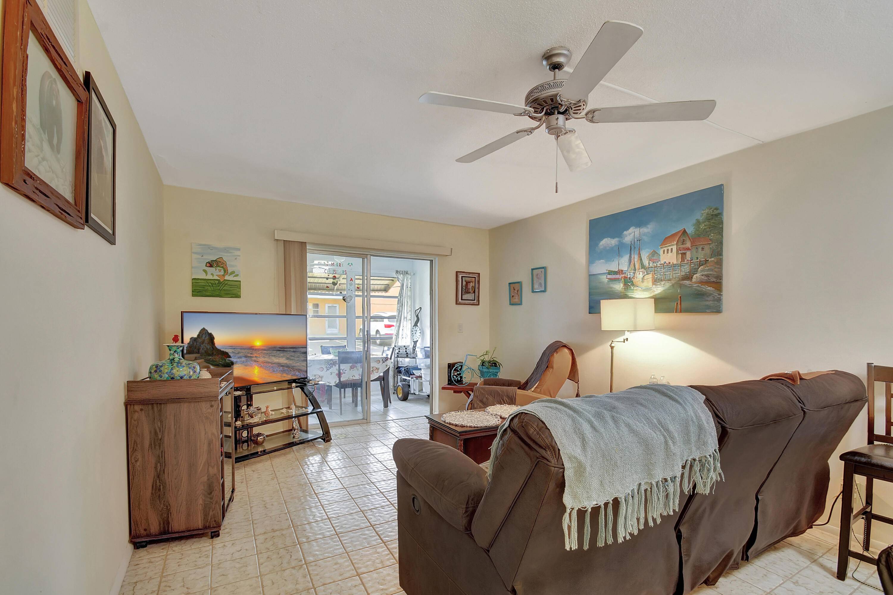 This beautifully maintained ground floor condo in the vibrant 55 Village Royale Greendale community combines comfort and modern style.