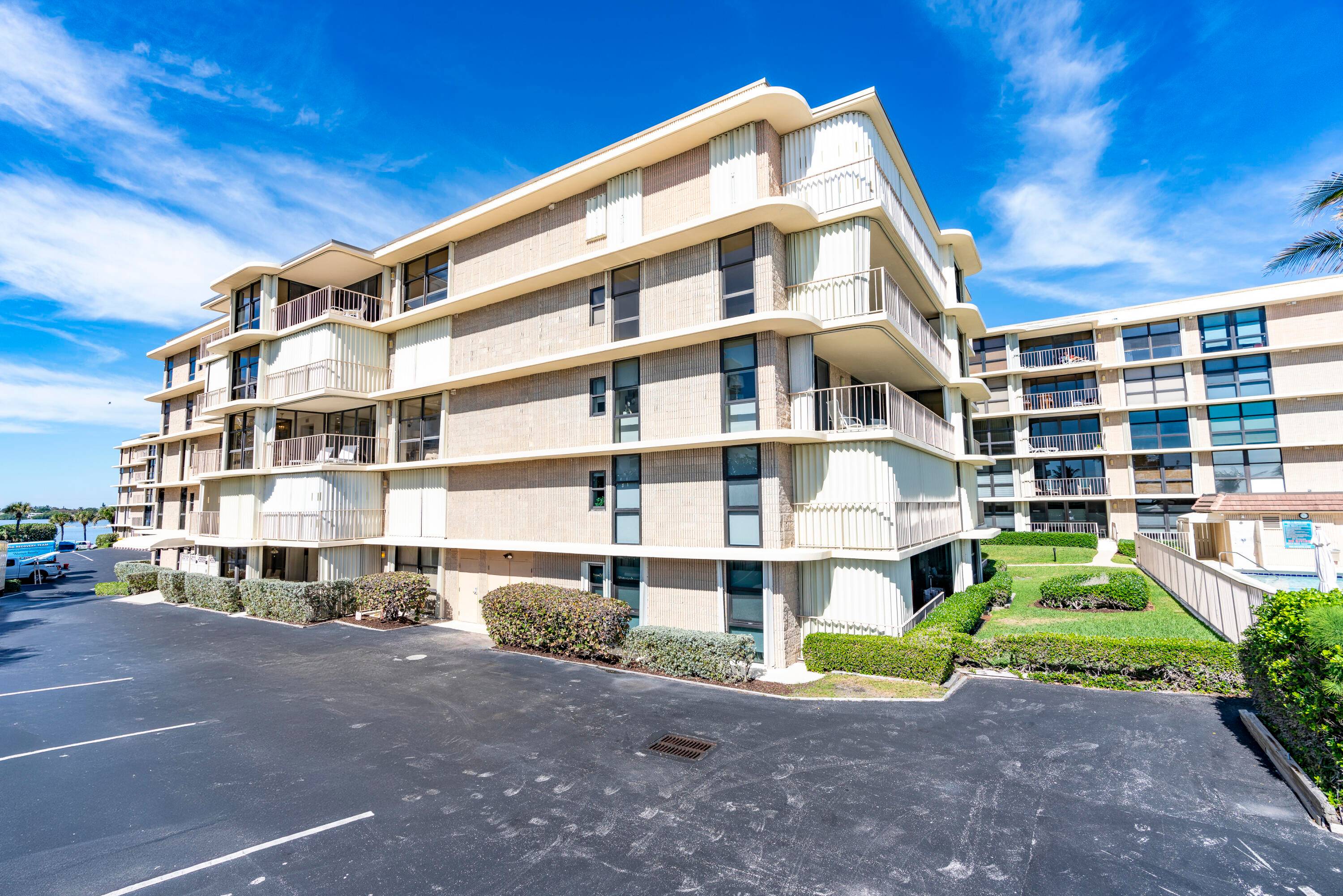 Stunning Oceanfront 2 Bedroom, 2 Bathroom Condo in Palm BeachWelcome to your dream condo in the heart of Palm Beach !