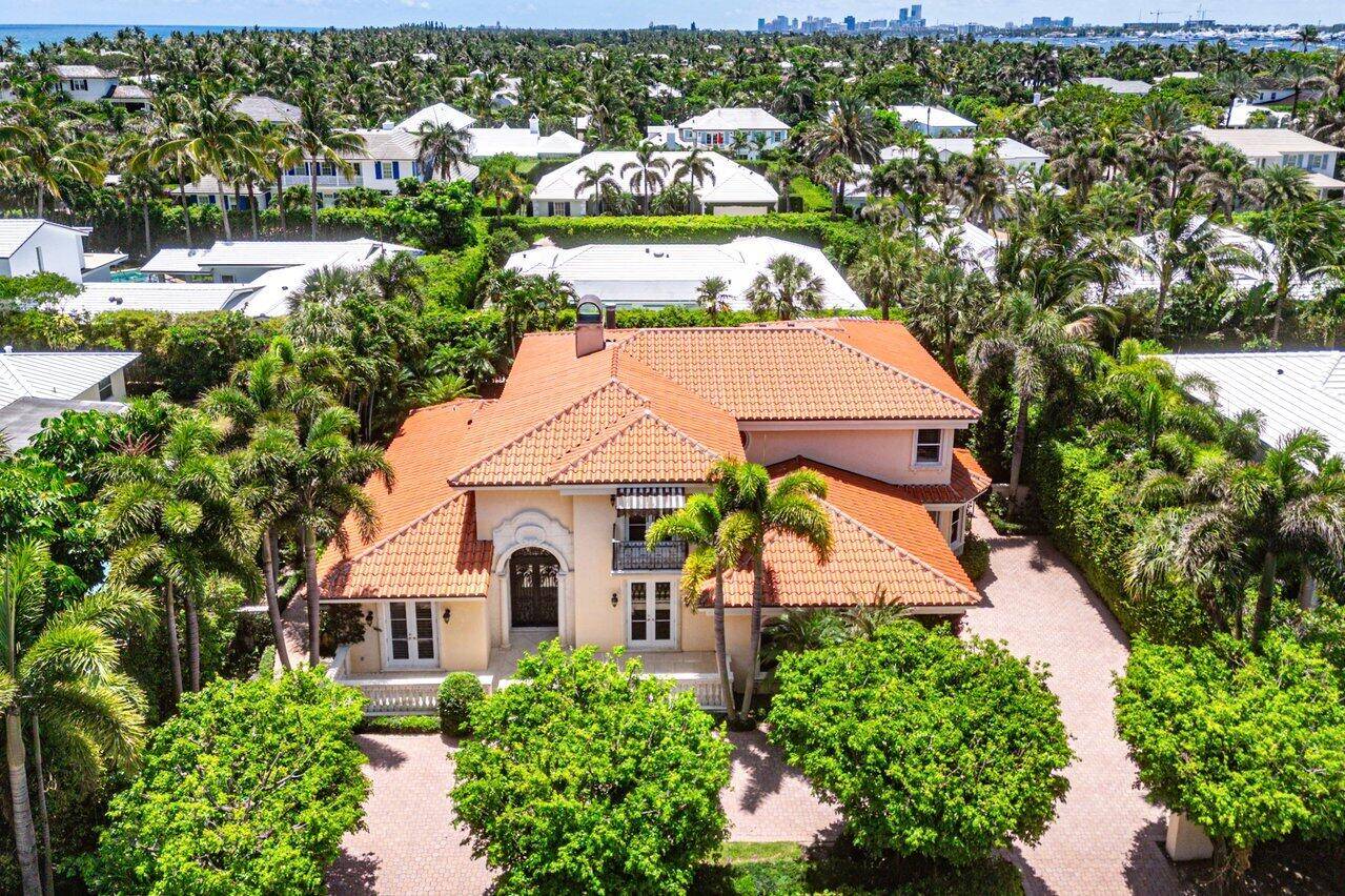 Just three homes from the beach, 1460 N Ocean Blvd offers refined Palm Beach living.