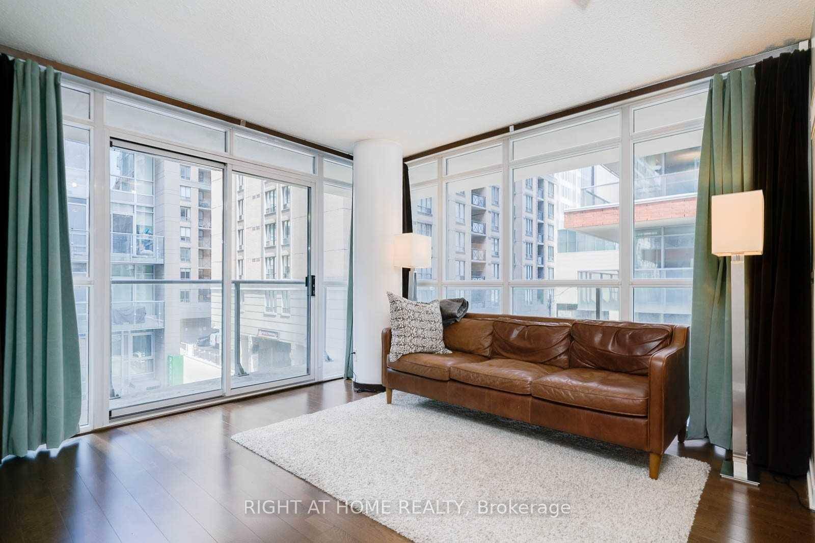 Welcome to this massive 2 bed 2 bath Corner Unit Condo 900 Sq ft with a very functional living space layout wrap around balcony.