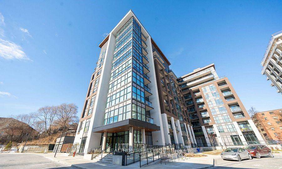 Welcome to the desirable Queensview Backyard Condos An abundance of natural light.