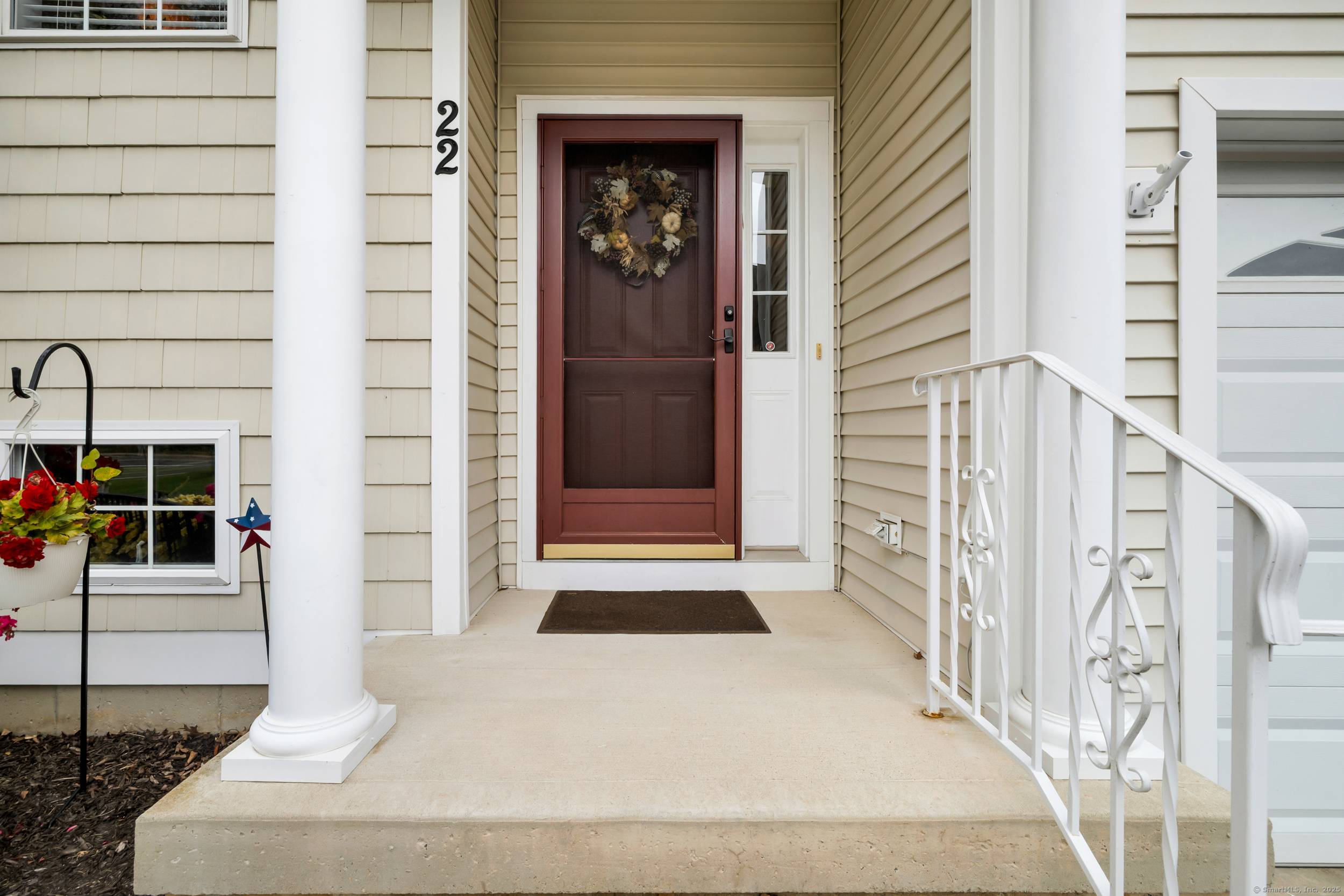 Welcome to Watertown Crossing, a tranquil and highly desirable 55 community of just 25 homes in Oakville.