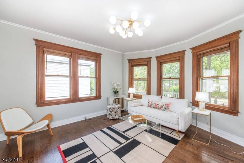 This is an exceptional opportunity to get your foot into the desirable, vibrant community of Maplewood at an affordable price.