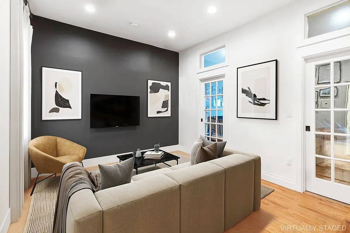 Welcome to Apt 5B at 320 East 86th Street, a charming 2 bedroom, 1 bathroom residence in the desirable Yorkville neighborhood.