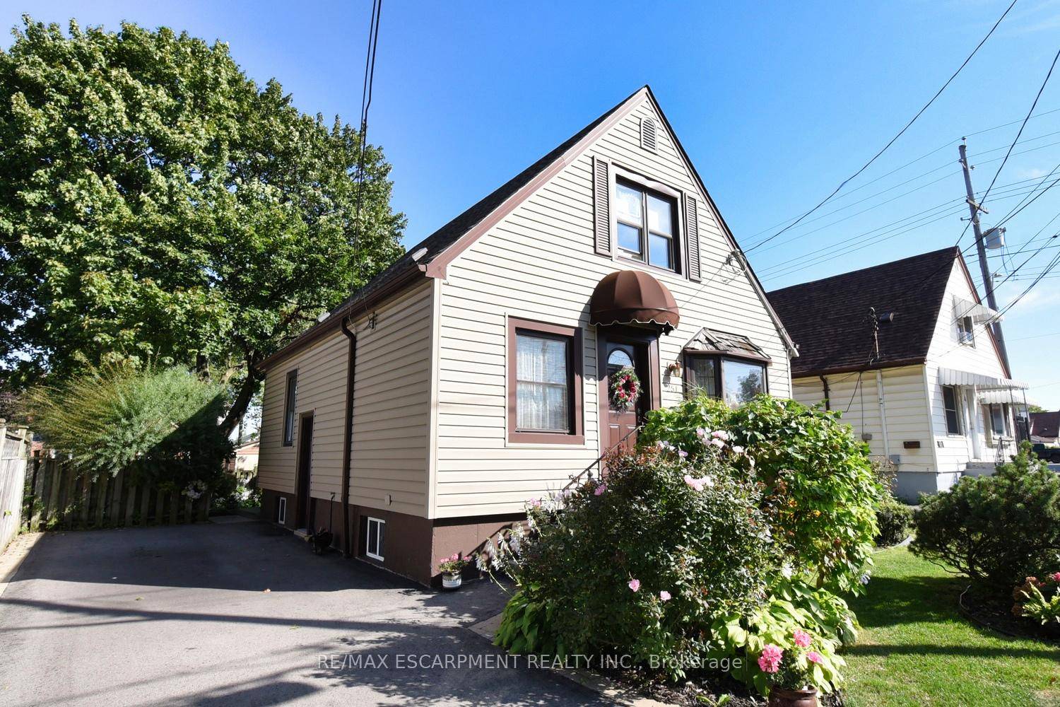 This charming well cared for home is ideally located on the Hamilton Mountain near shopping, public transit, schools amp ; easy access to hwy amp ; downtown.