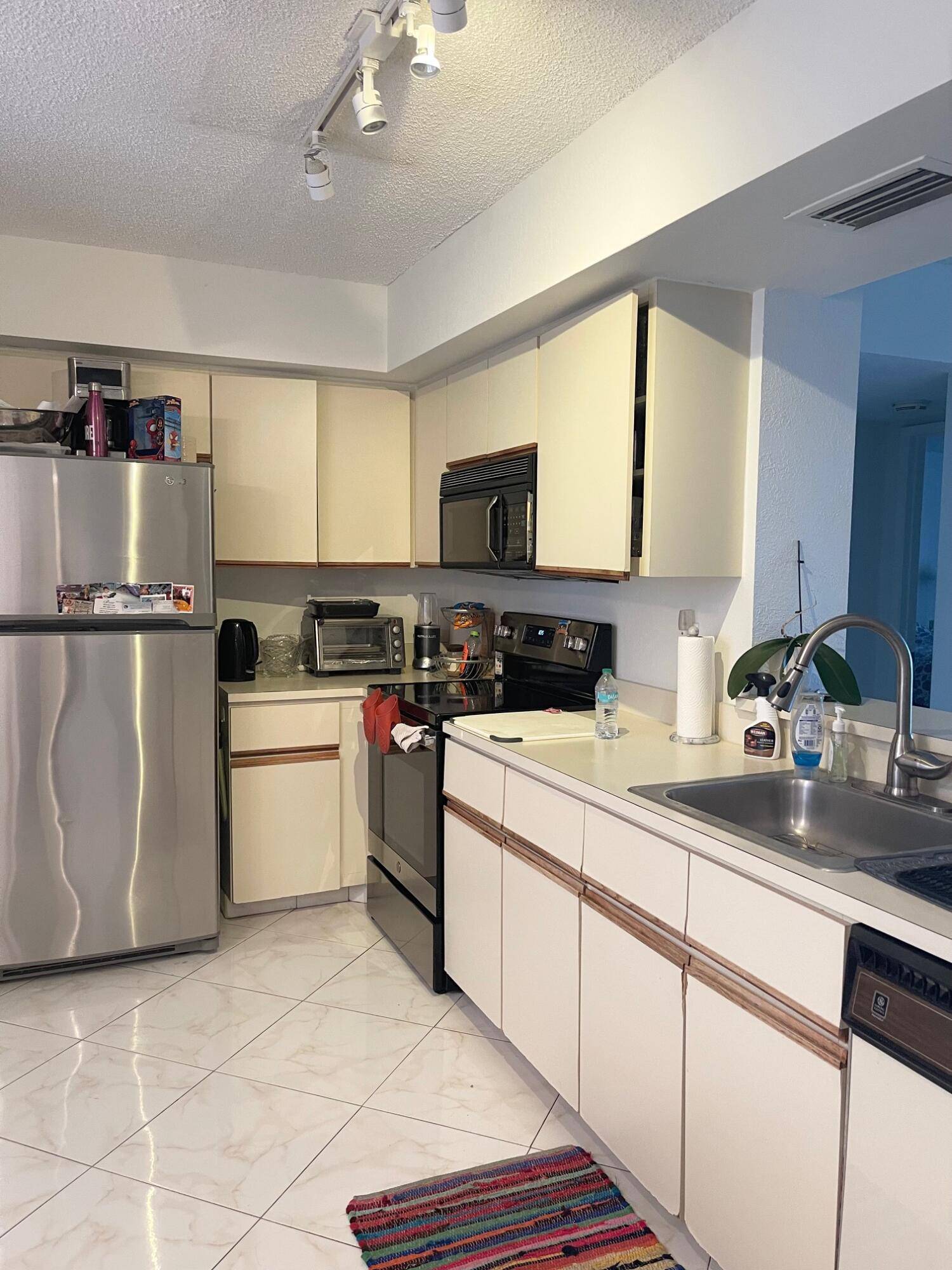 Very spacious 7th floor condo with large enclosed patio and panoramic view.