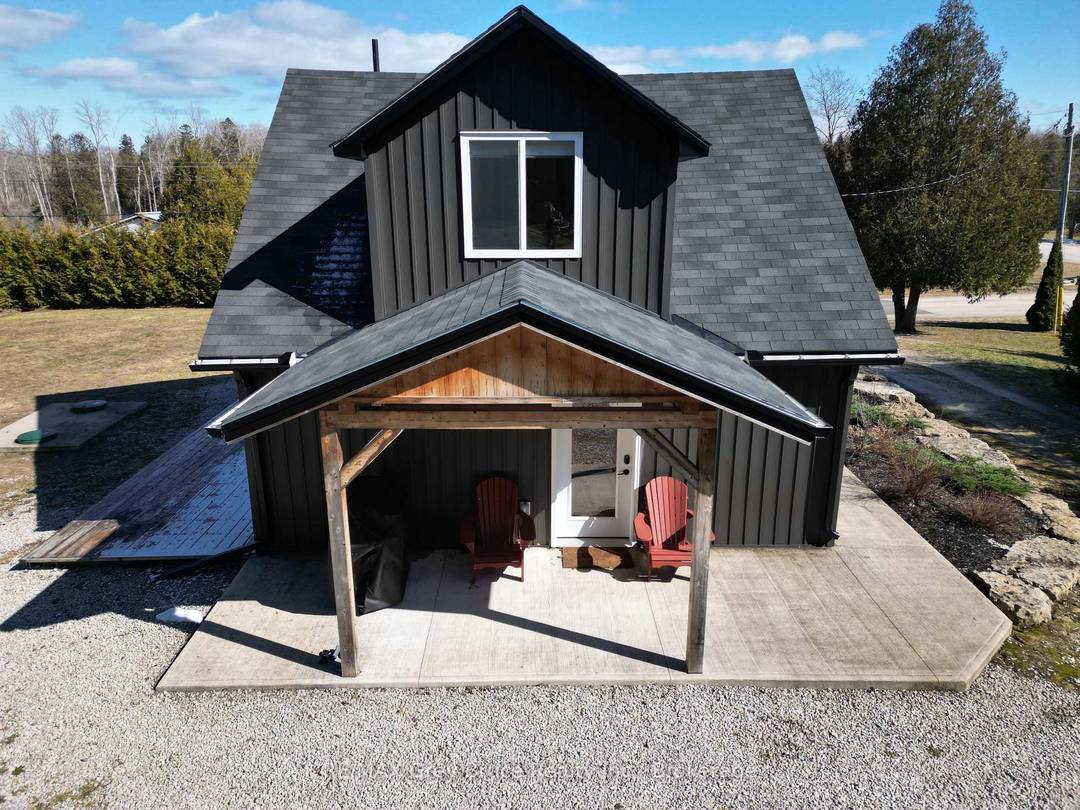 Completely renovated storey and a half year round home or cottage, located in the hamlet of Stokes Bay.