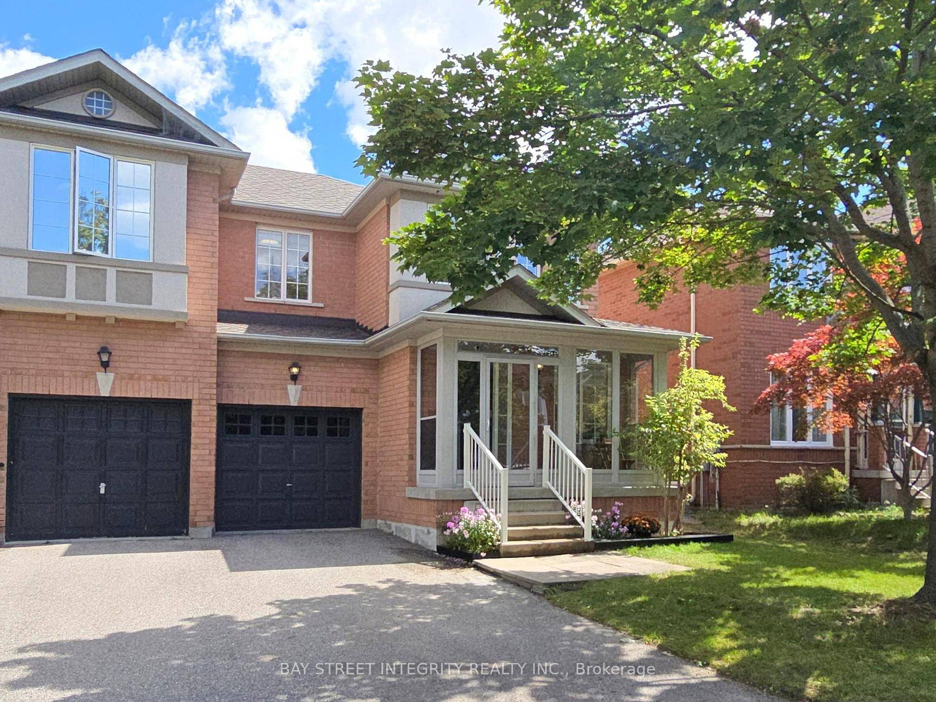 Welcome to this stunning 3 1 bedroom, 4 bathroom, end unit freehold townhome in the highly sought after Bayview Glen neighbourhood.