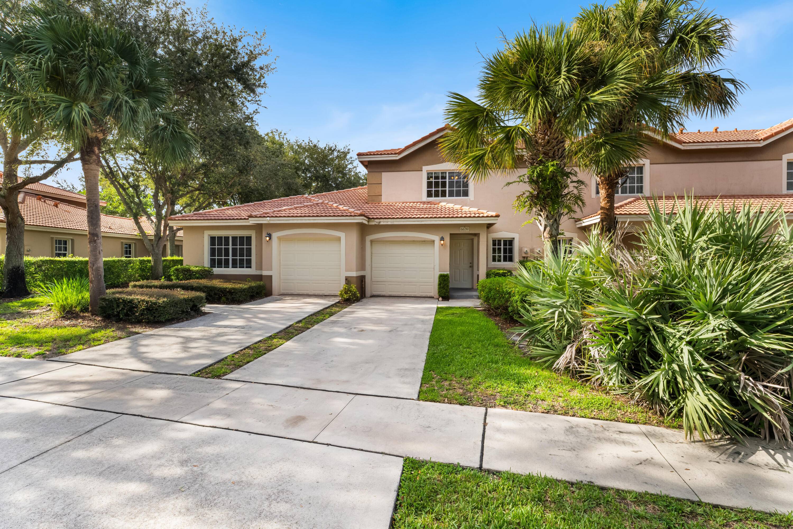 Charming 3 bed, 2. 5 bath townhome in sought after Green Cay Village.