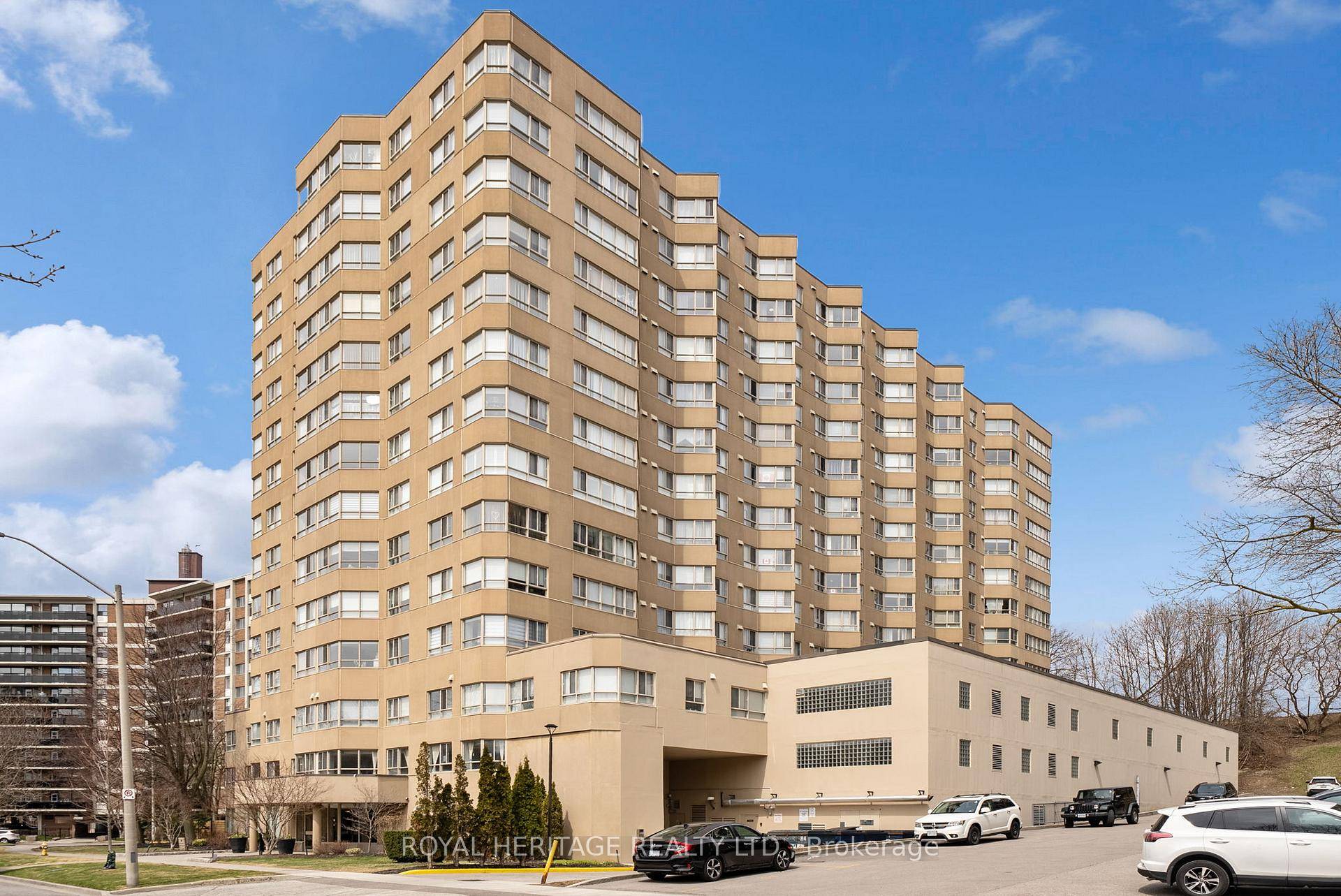 Welcome to Park Vista ! Bright and Inviting with a Ravine View.