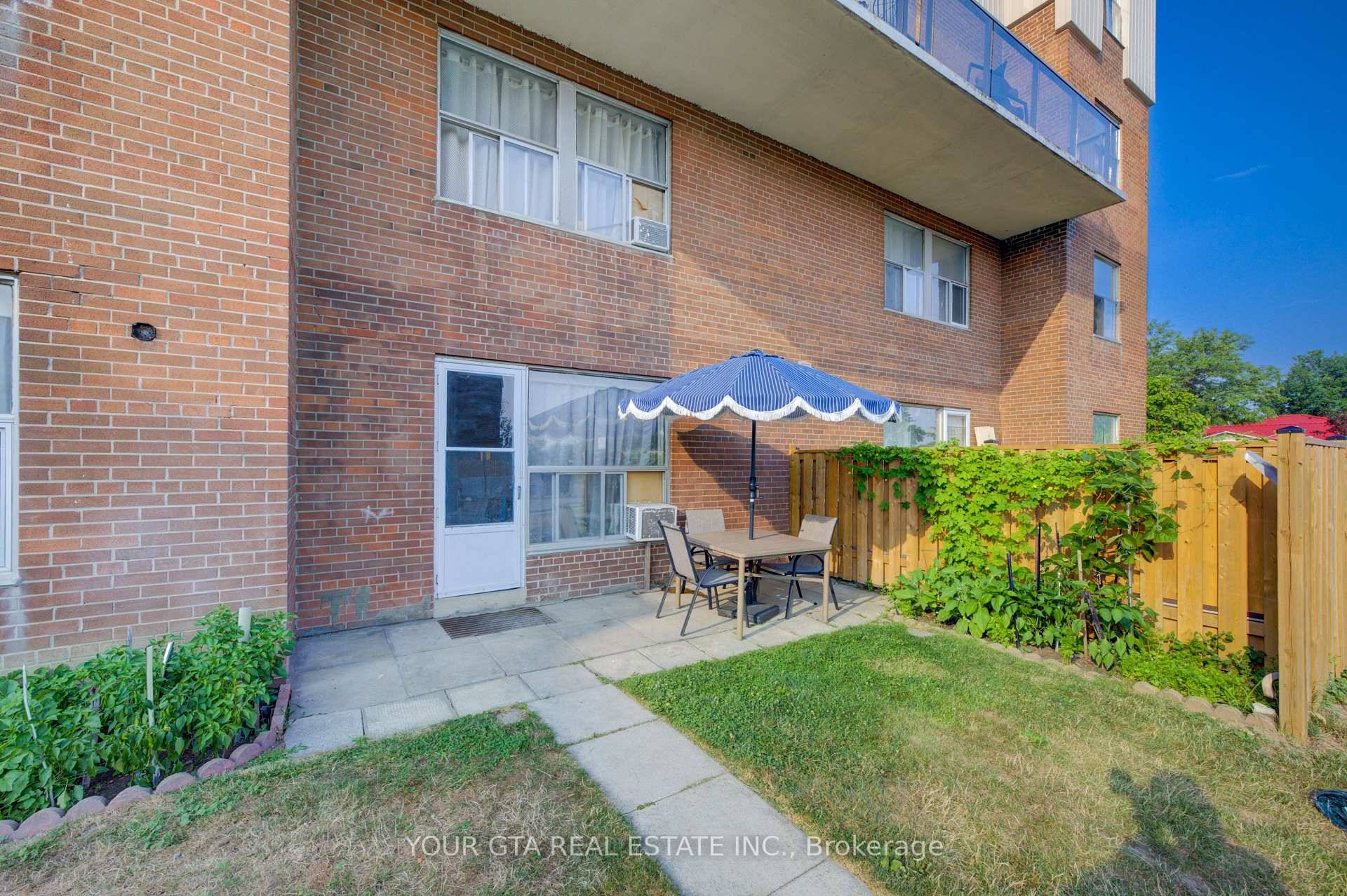 Stylish 3 Bedroom Townhouse in Prime Mississauga Location !
