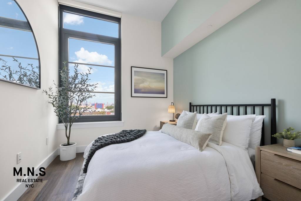 LUXURY TWO BEDROOM APARTMENT NOW AVAILABLE IN ASTORIA !