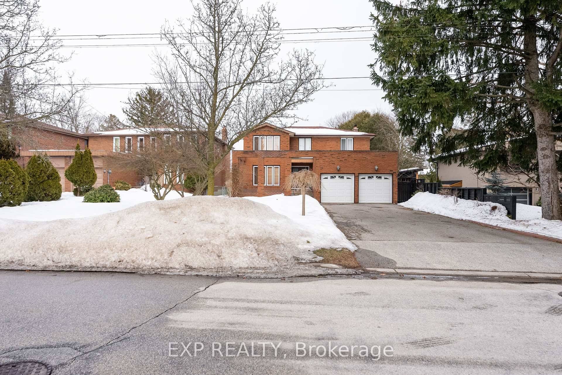 Welcome to a spacious and beautifully maintained 4 1 bedroom, 4 bathroom home in the desirable Highland Creek neighbourhood.