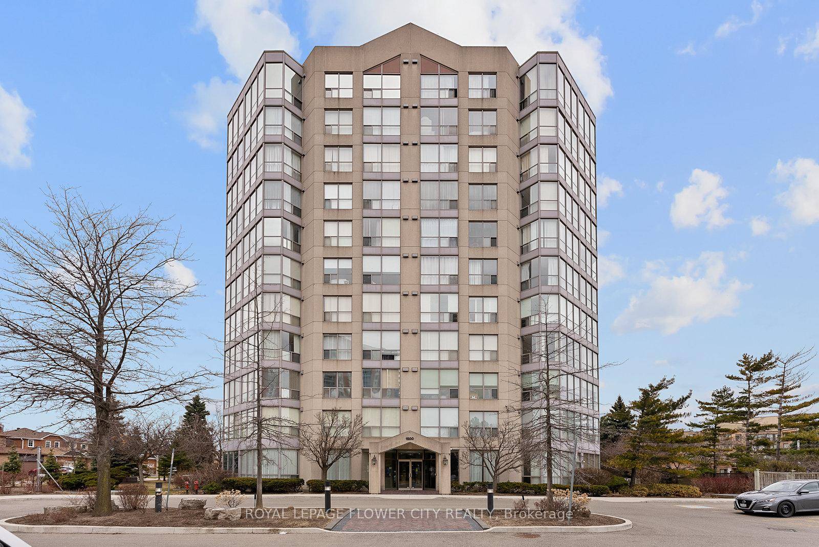 This stunning 2 bedroom, 2 bath condo 1138 sq.
