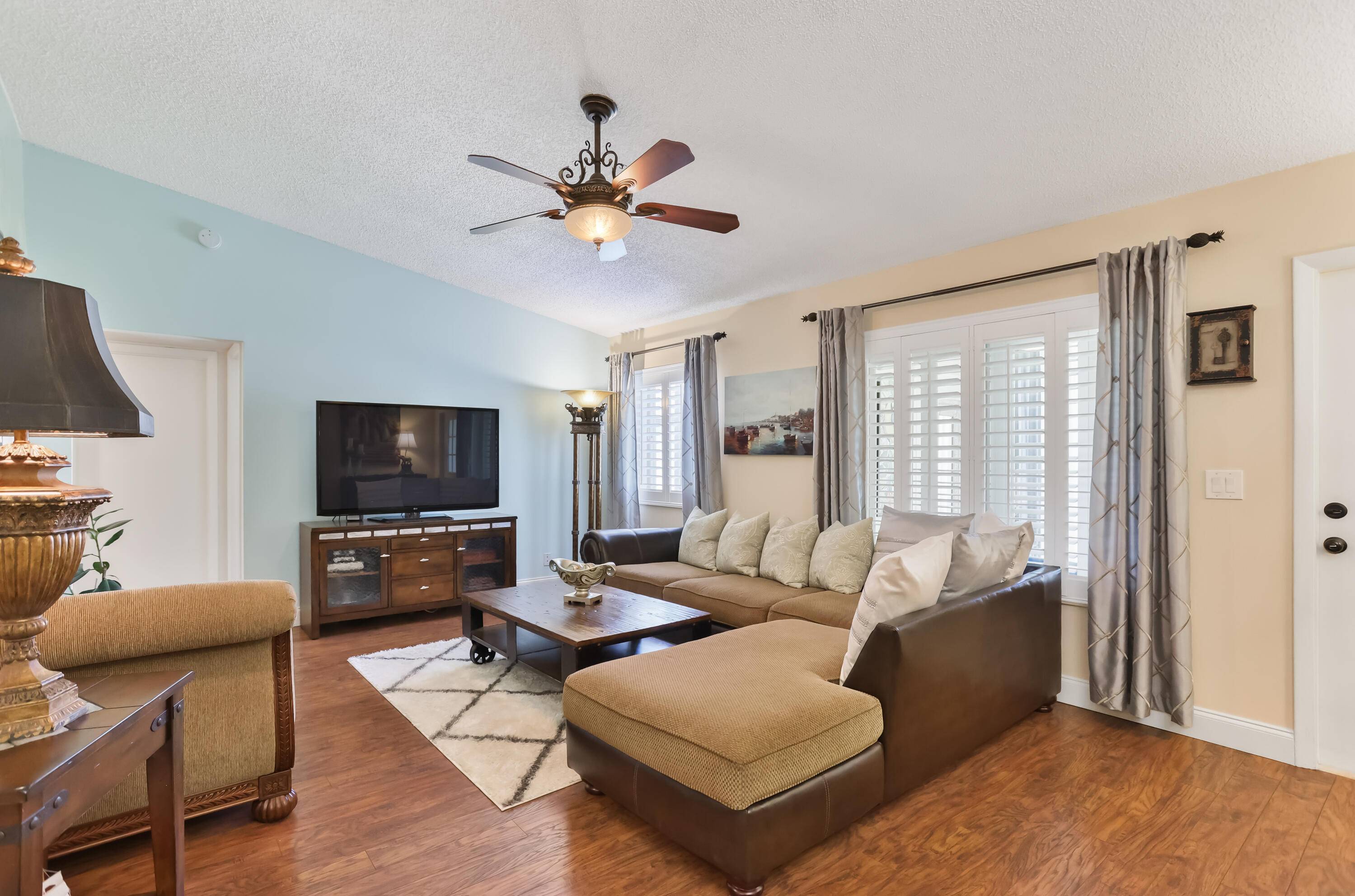 Impeccably Upgraded Top Floor Retreat !