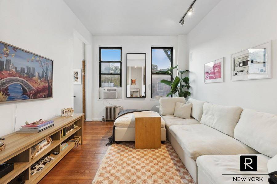 Found at the vibrant intersection of SoHo, West Village and Greenwich Village, this gorgeous one bedroom apartment, complete with an extra den or office space, has classic charm and modern ...