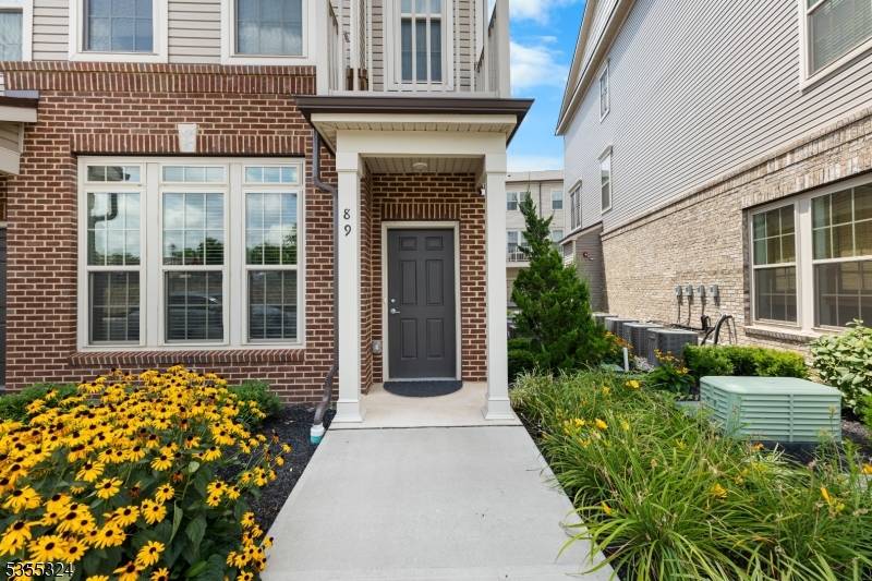 New Improved PRICE ! Modern Union Model End Unit Townhouse at Somerville Station Welcome to this beautifully maintained 2 year old end unit townhouse, ideally located in the sought after ...
