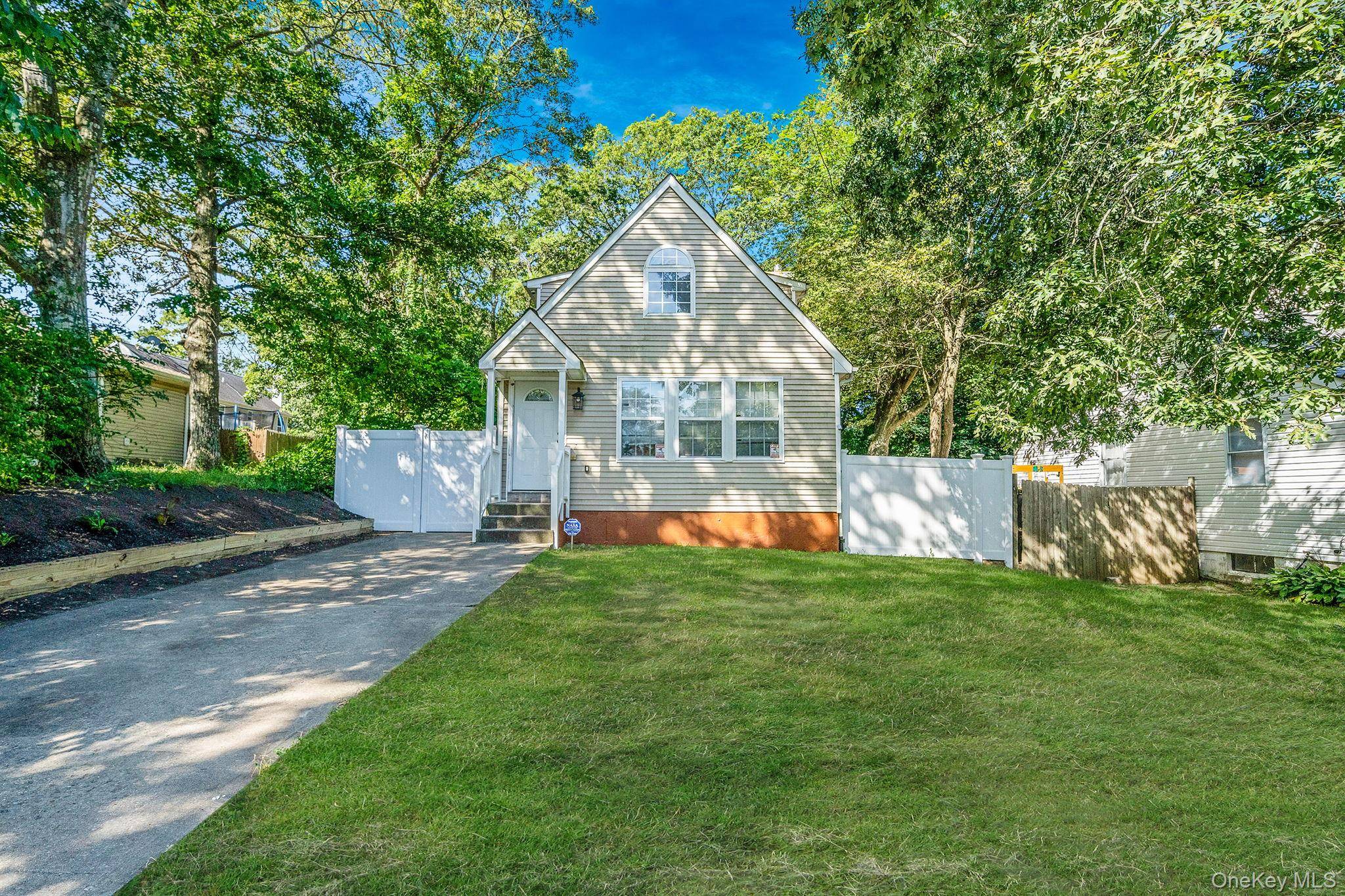 Welcome to 14 Hawthorne St !