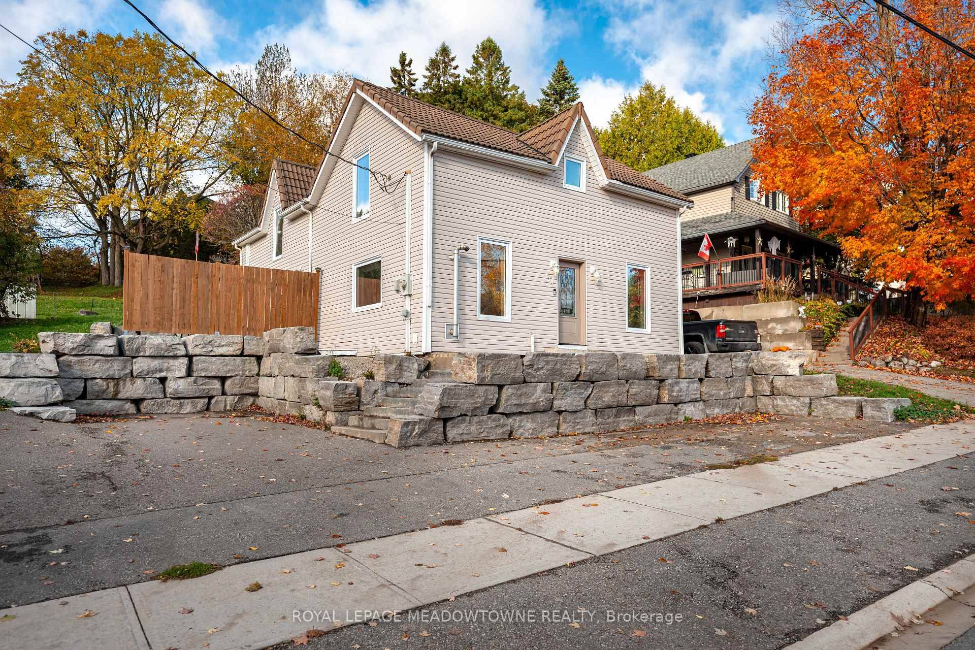 Beautiful 4 Bedroom Home on a Large Lot in Grand Valley !
