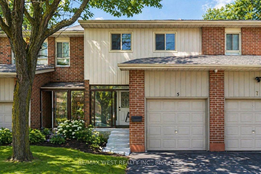 Welcome to this beautifully maintained 3 1 bedroom condo townhouse in the highly desirable Kennedy amp ; Ellesmere community offering an excellent blend of space, flexibility, and everyday convenience.