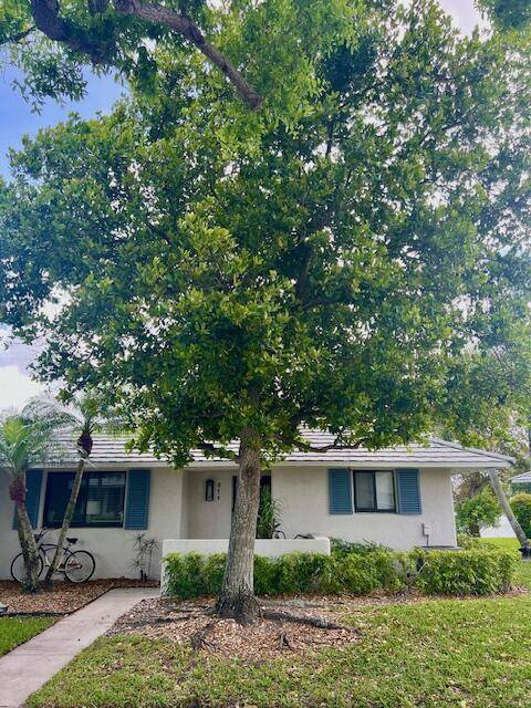 LIGHT amp ; BRIGHT END UNIT VILLA W WATER VIEWS, OPEN KITCHEN, TILE FLOORS THROUGHOUT, SPORTS MEMBERSHIP AVAIL TENANT PAYS TRANSFER FEE.