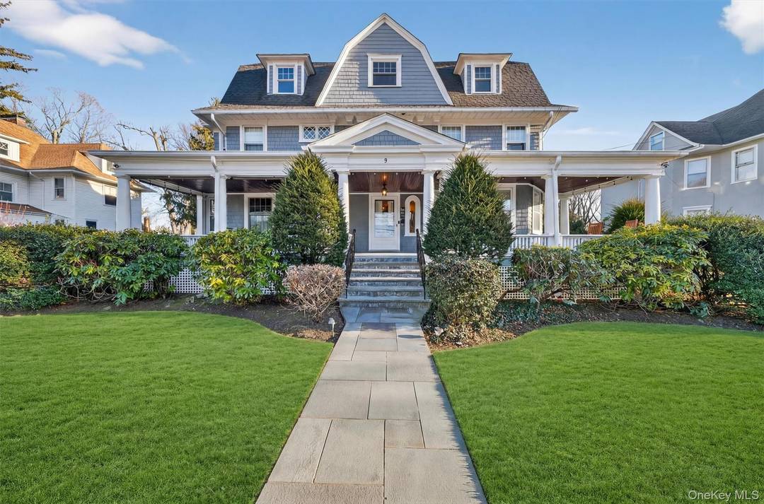 Welcome Home to 9 Ridgeview Avenue !