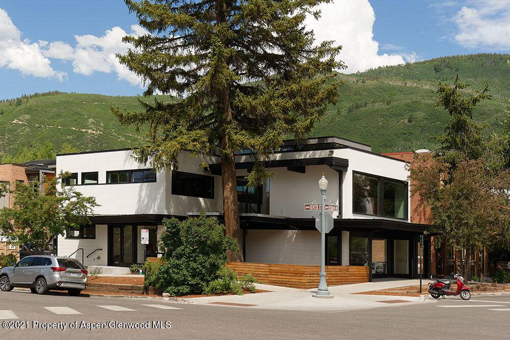 New, contemporary penthouse located in the heart of downtown Aspen.